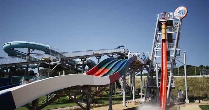 Bild eines Wasserpark mit Wasserrutschen